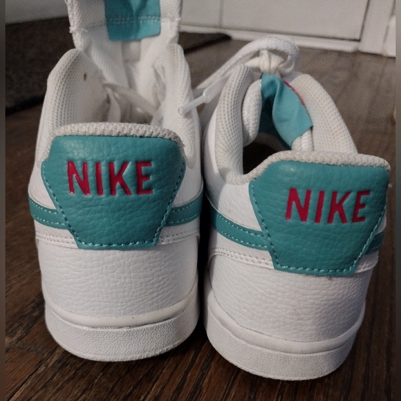 Women's Nike shoes size 9.5 - Picture 1 of 3